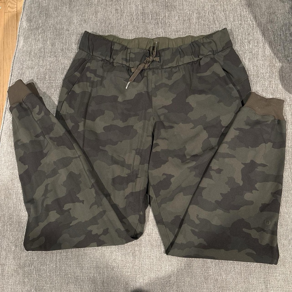 Lululemon Camo Jogger Pants Size 8
